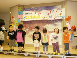 「看護の日」開催しました(たんぽぽ園児によるかわいい歌と踊り)