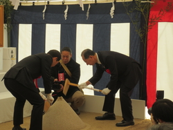 神事の様子(西尾事業管理者、楫野市長) 神事の様子(西尾事業管理者、楫野市長)
