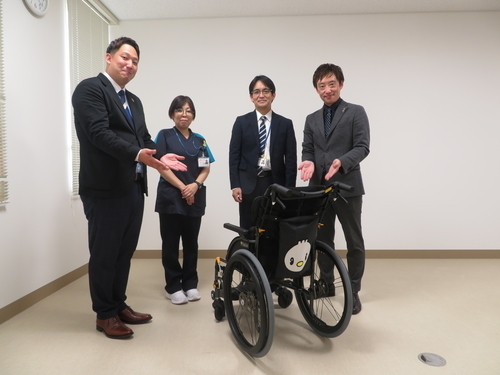 車椅子の寄贈をしていただきました。