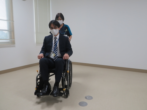 車椅子の寄贈をしていただきました。