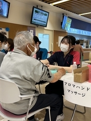 看護師によるアロマハンドマッサージ