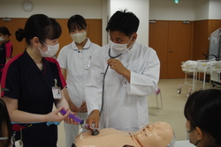 看護体験の様子1