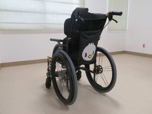 車椅子の寄贈をしていただきました。