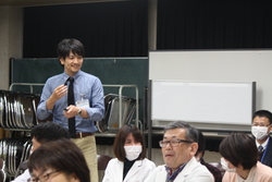 講演を行う和足孝之先生