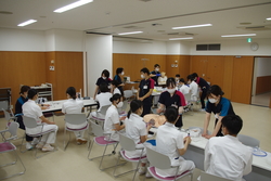 看護体験の様子②