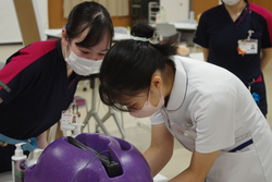看護体験の様子⑪